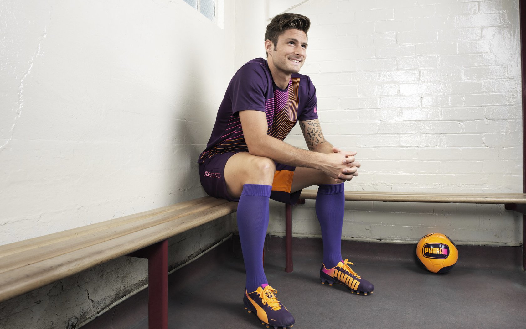 爱游戏GAMING平台-德甲经典战，比分3-1，明星球员贡献两粒进球，控球率65%以上，德甲经典比赛