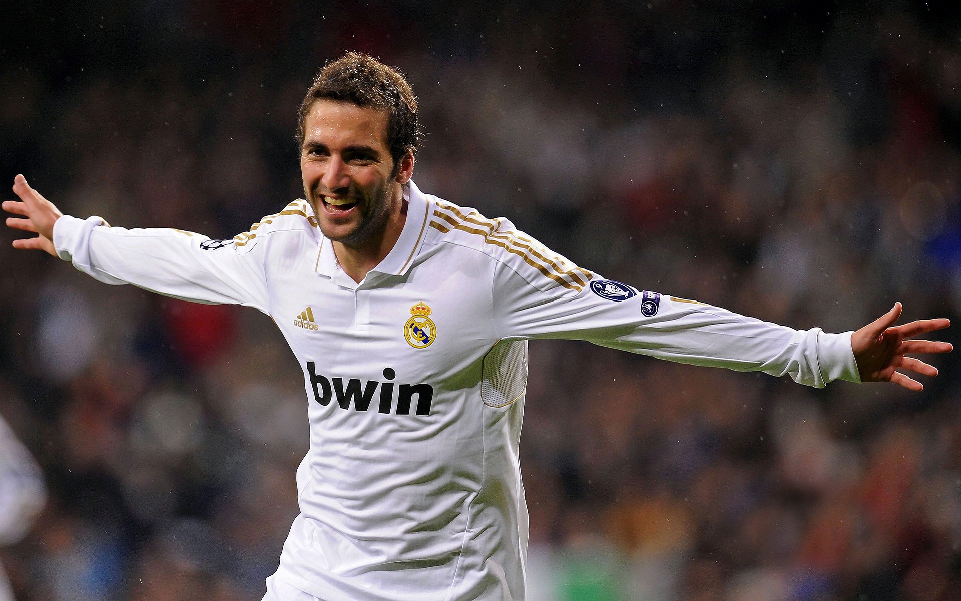 爱游戏APP-球迷创作主题画展登陆城市地标传播体育文化魅力与情怀，球迷简笔画